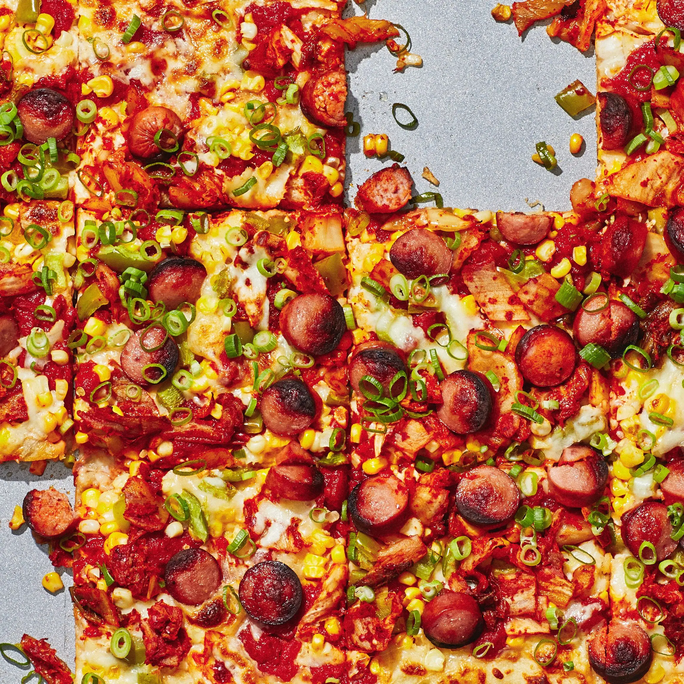 Pizza de milho de folha com kimchi e cachorro-quente