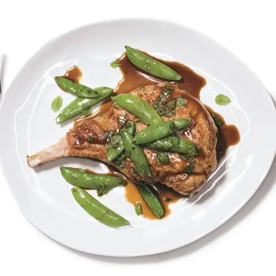 Costeletas de porco e ervilhas com ervilha com menta Julep Glaze