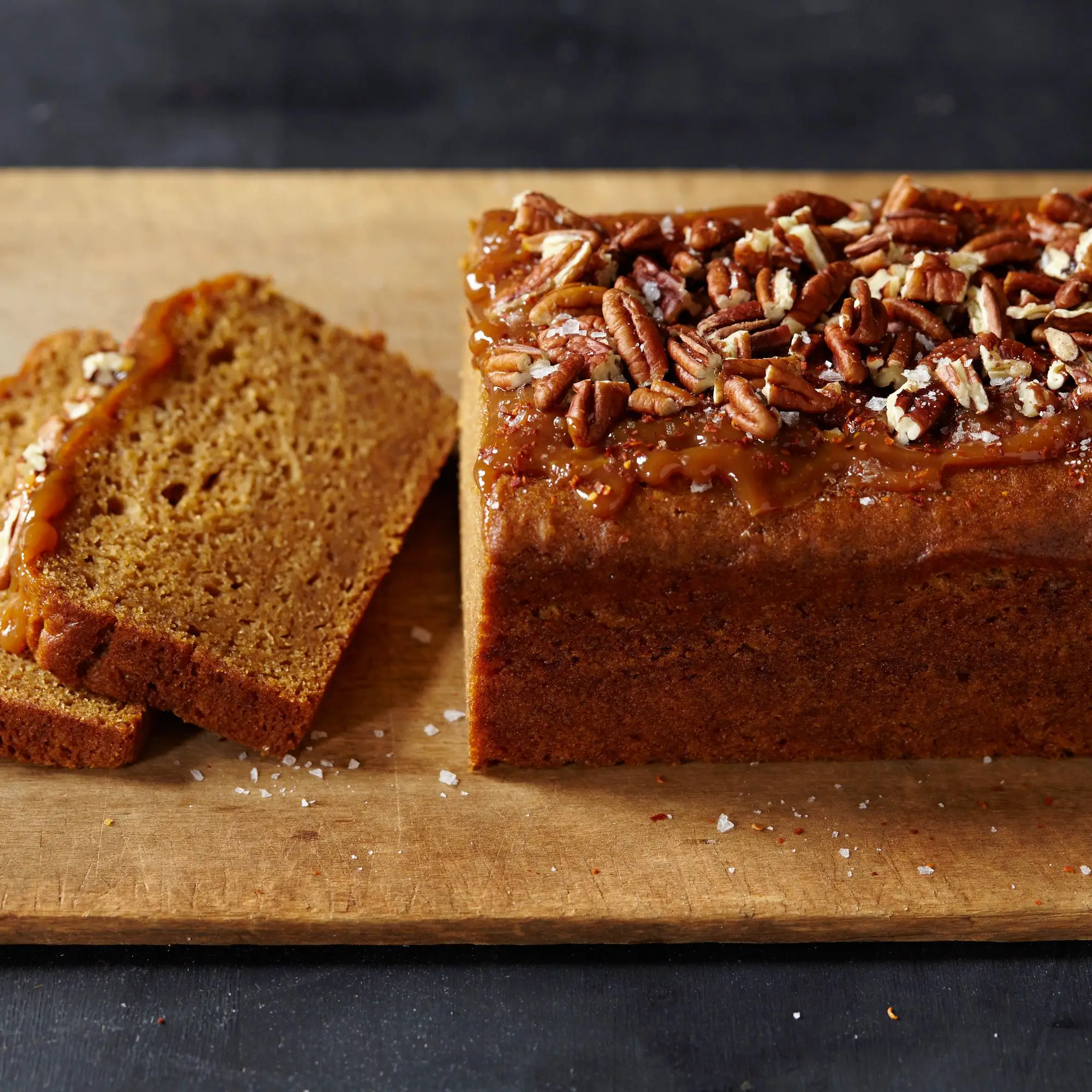 Pão de batata-doce com caramelo e pecãs com especiarias de Aleppo