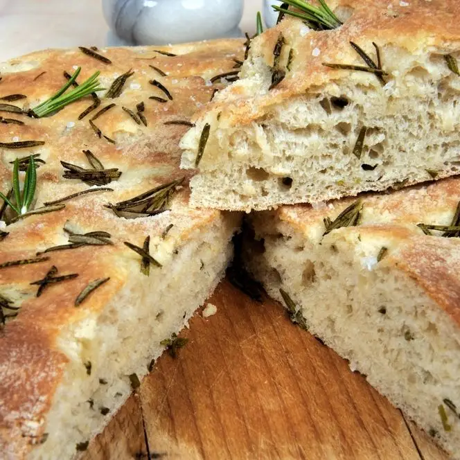 Focaccia com azeitonas e alecrim