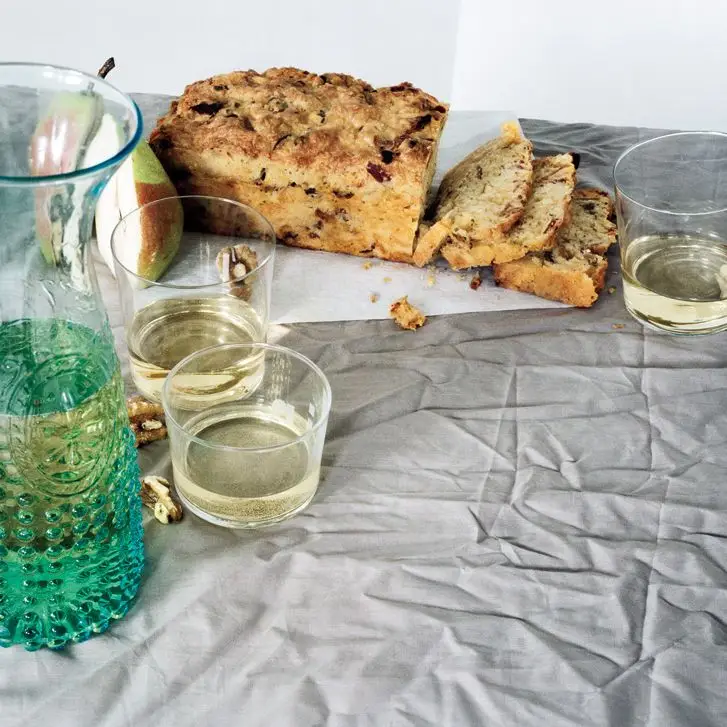 Bacon Cheddar Pão rápido com peras secas