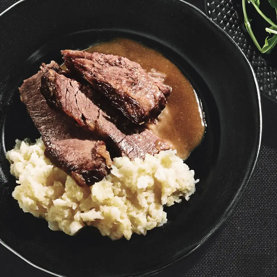 Peito de rábano de rábano e costelas curtas com purê de legumes de raiz