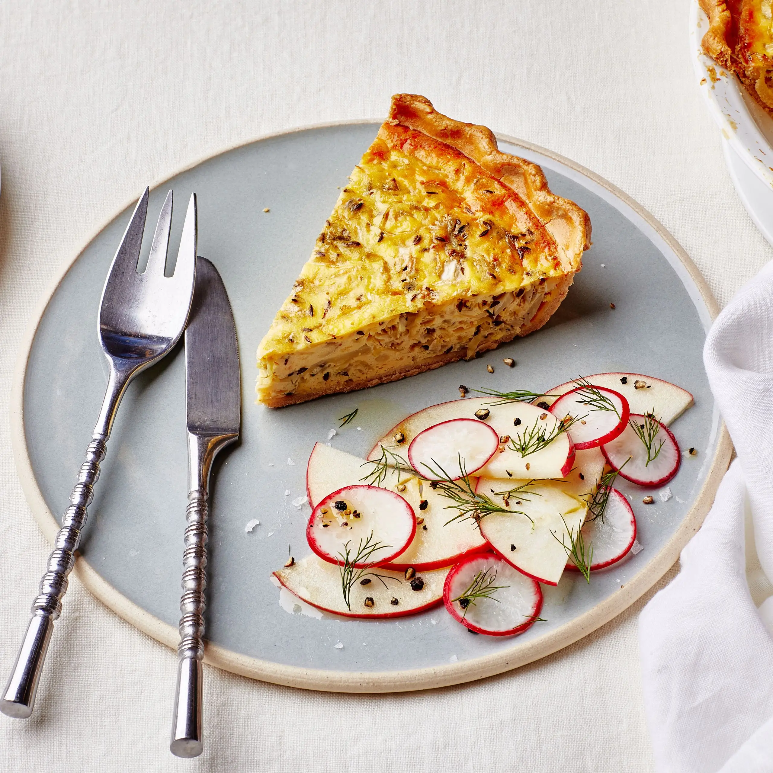 Quiche de repolho com salada de maçã
