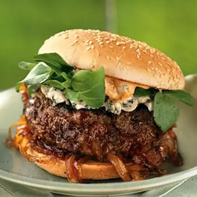 Andouille e hambúrgueres de carne com maionese picante e cebolas caramelizadas