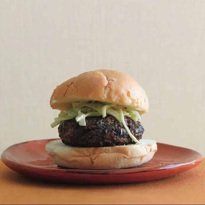 Portobello Buffalo Burgers com Slaw de maçã aipo