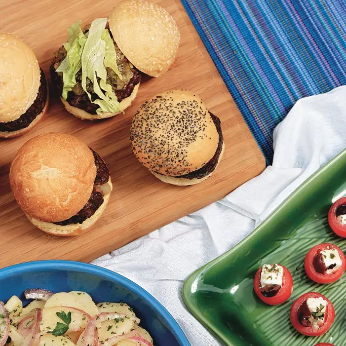 Sliders de cheddar externo em mini pães