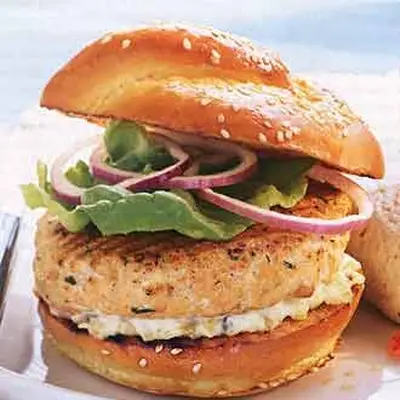 Lachshamburger mit Steinsauce