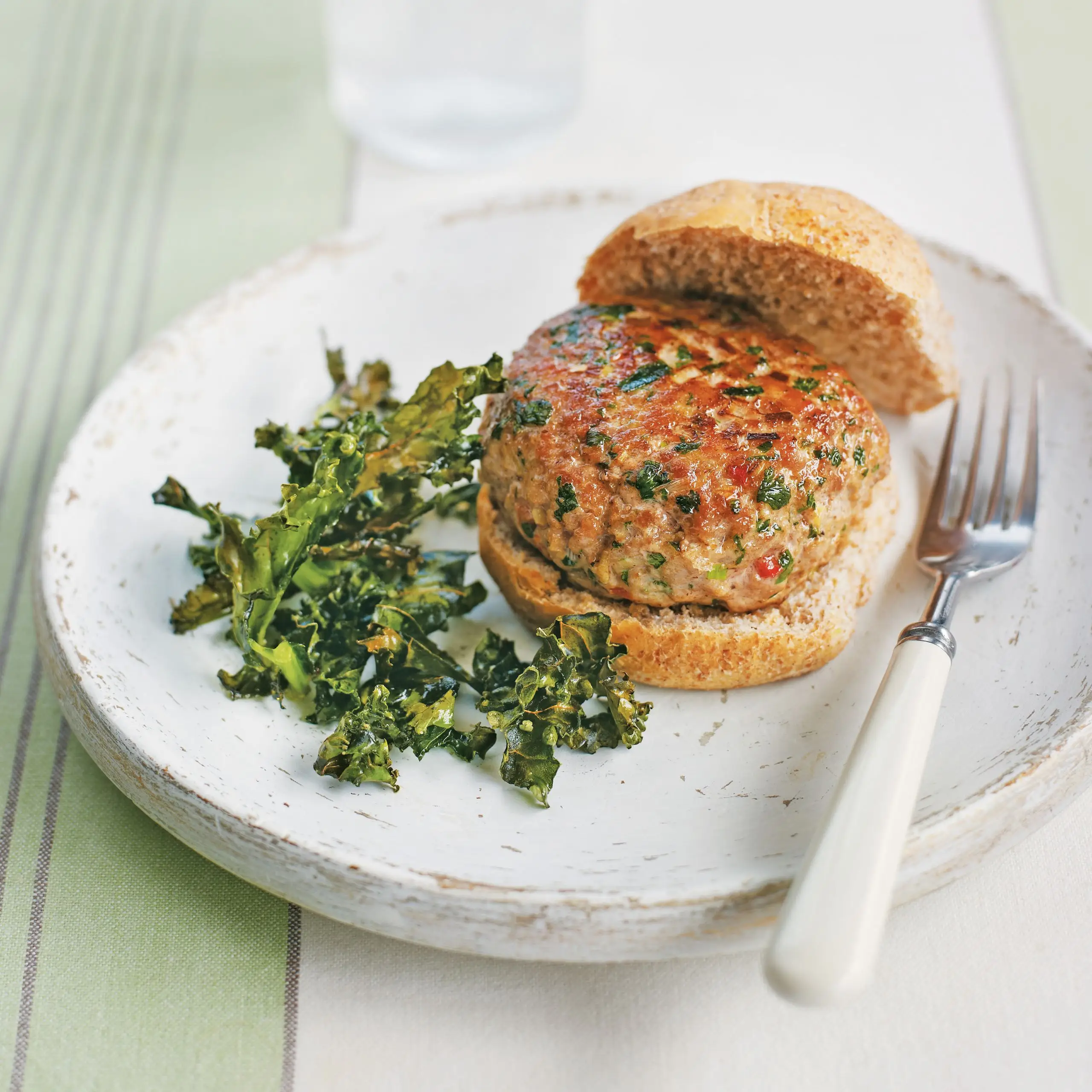 Hambúrgueres de peru de gengibre-calmegante com couve crocante