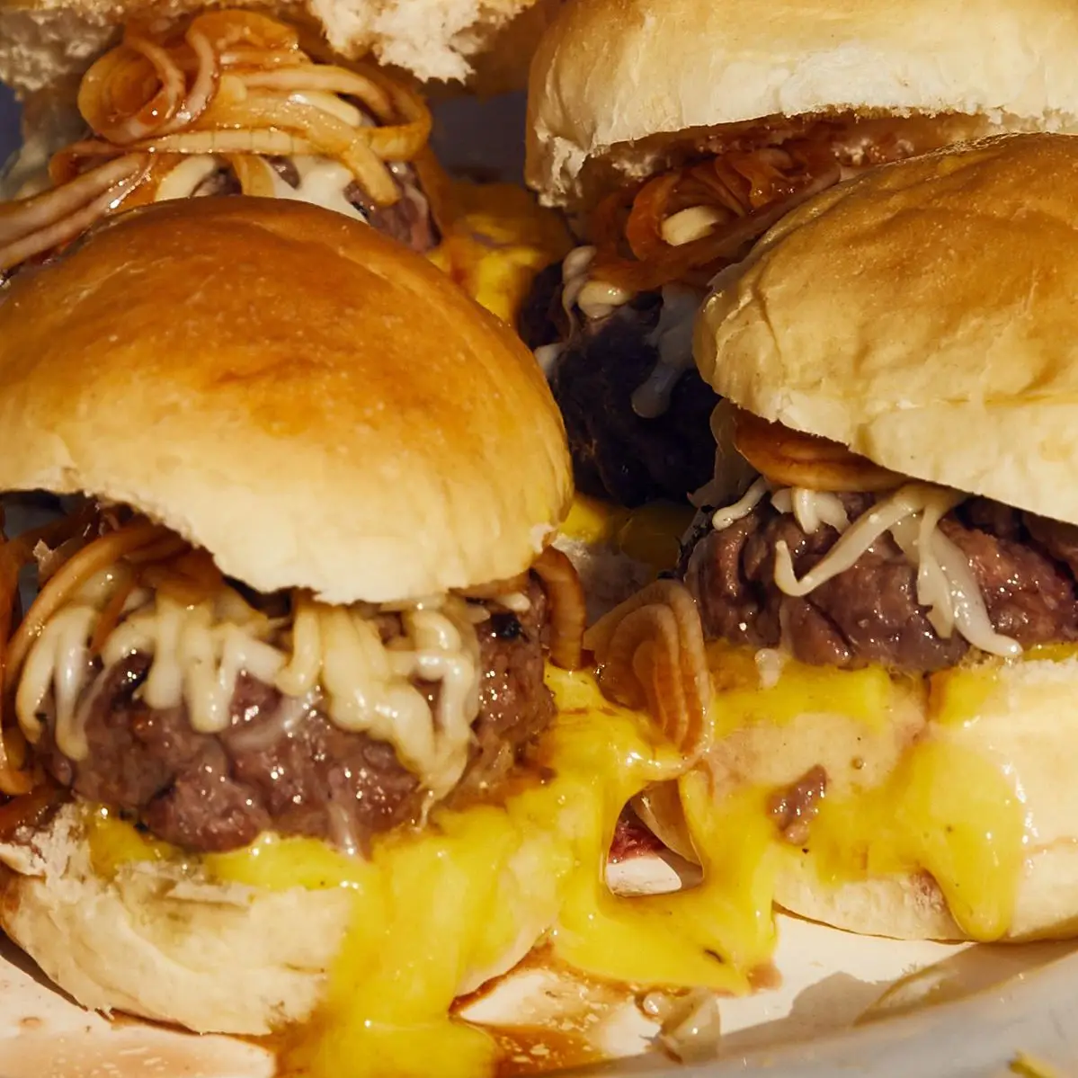 Sliders de carne com provolone e cebola balsâmica