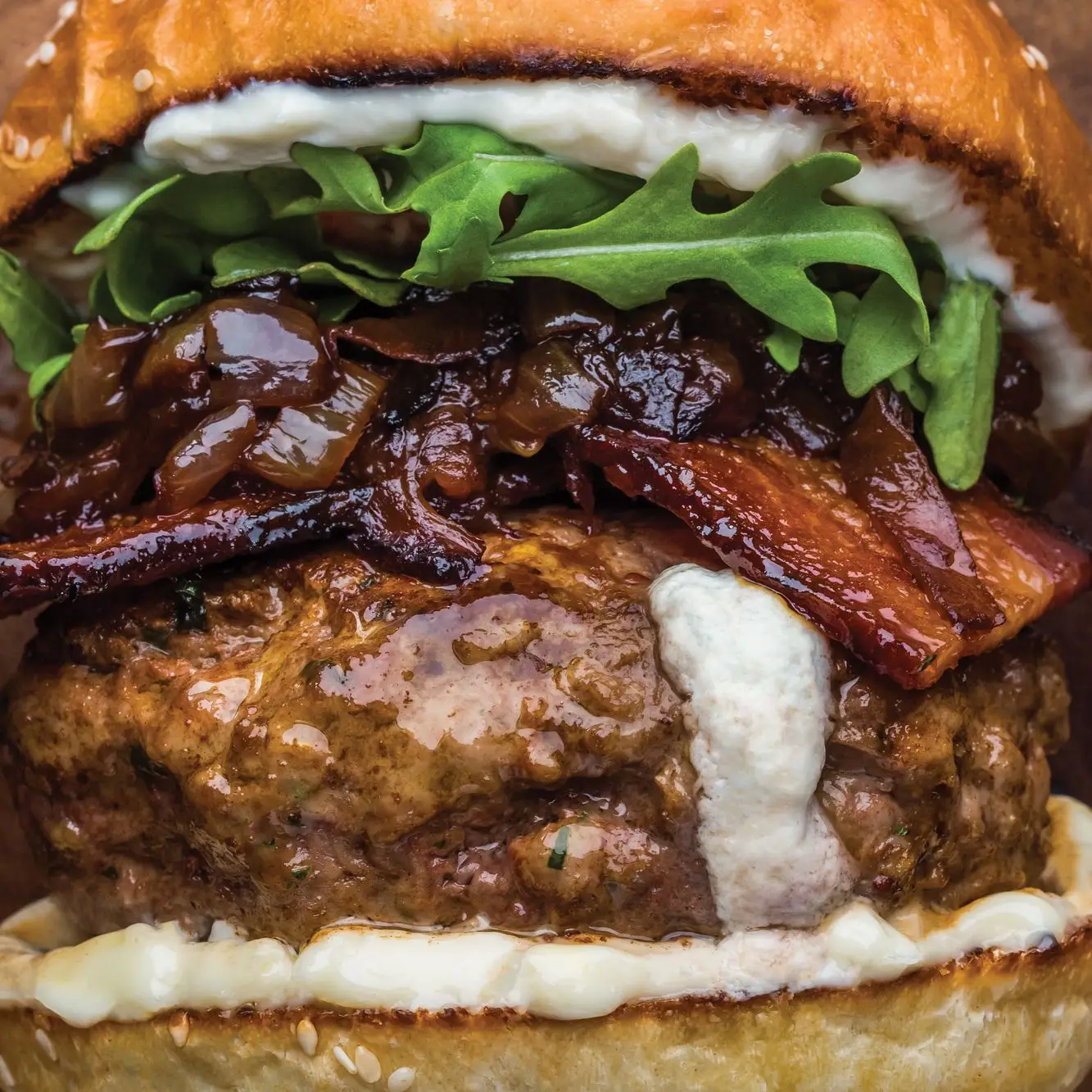 Hambúrgueres de cordeiro com queijo de cabra com cebolas vermelhas caramelizadas