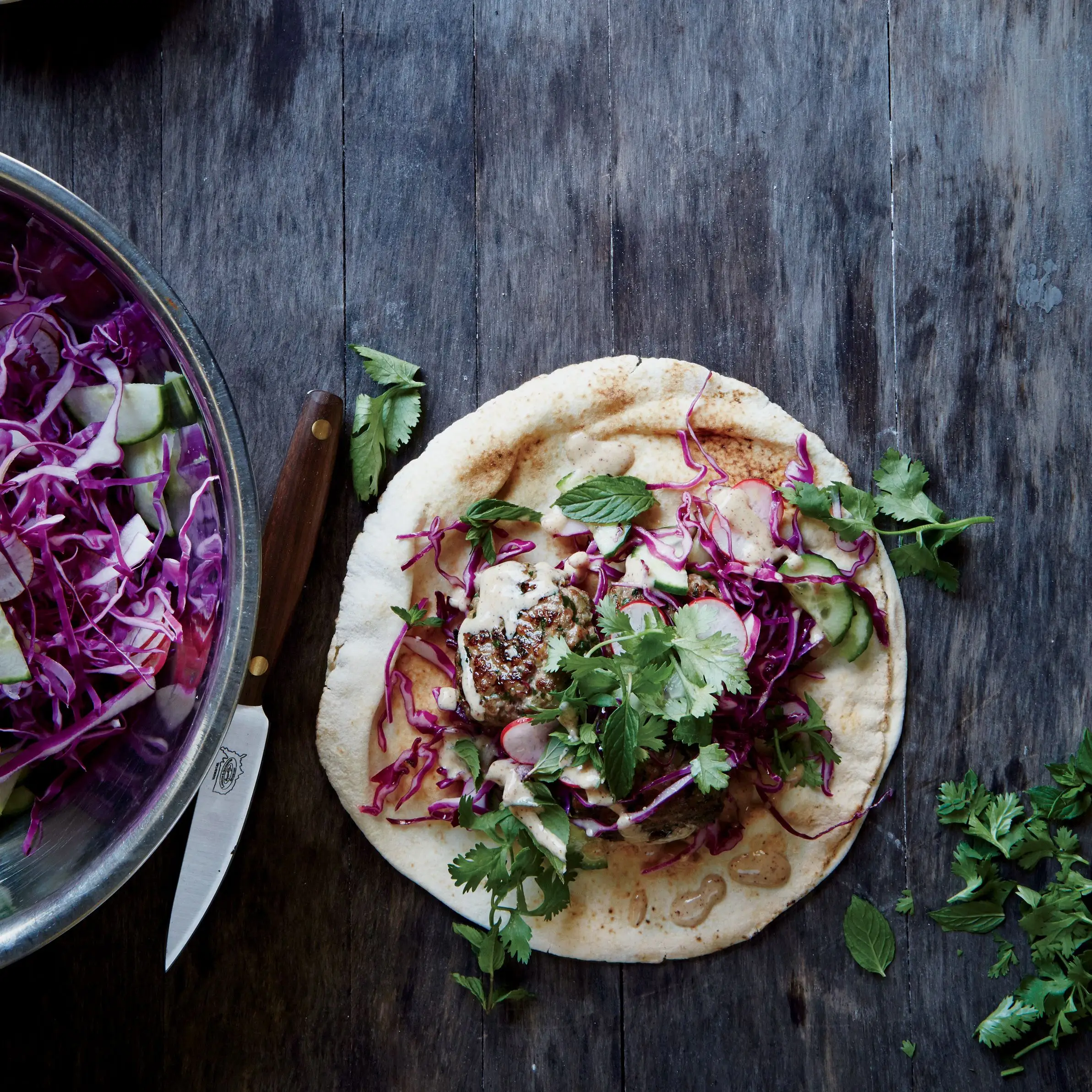 Rissóis de cordeiro temperado com molho de alho noz