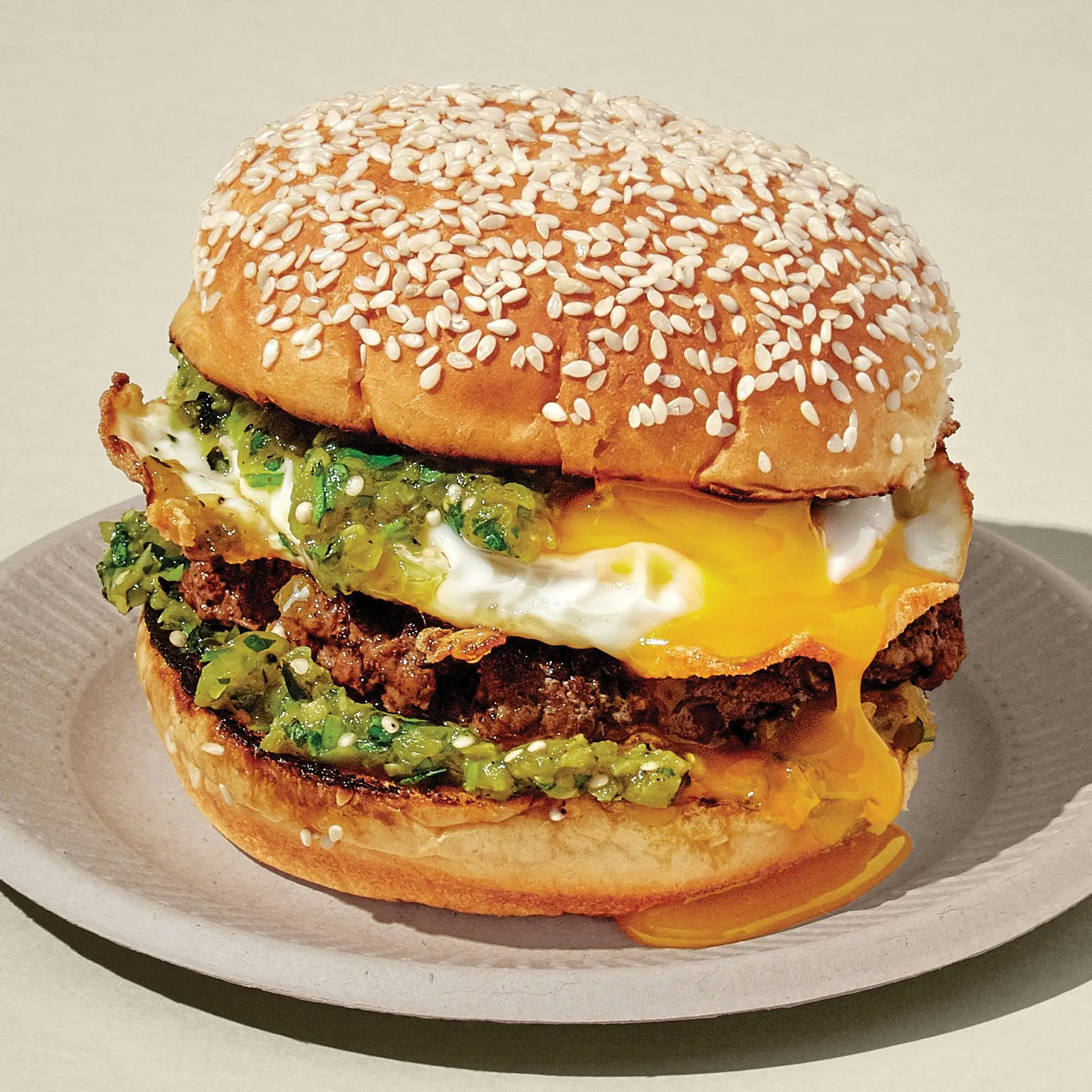 Sunny Side Burger com salsa verde