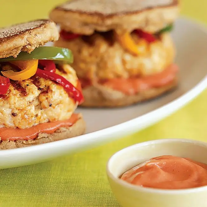 Vieux hamburgers du fromage au Pérou avec ketchup tabasco