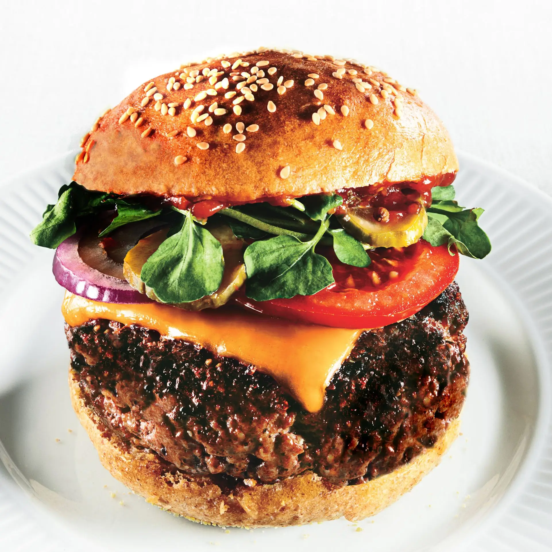 Cheeseburgers de beef triplo com ketchup temperado e picles de vinagre vermelho