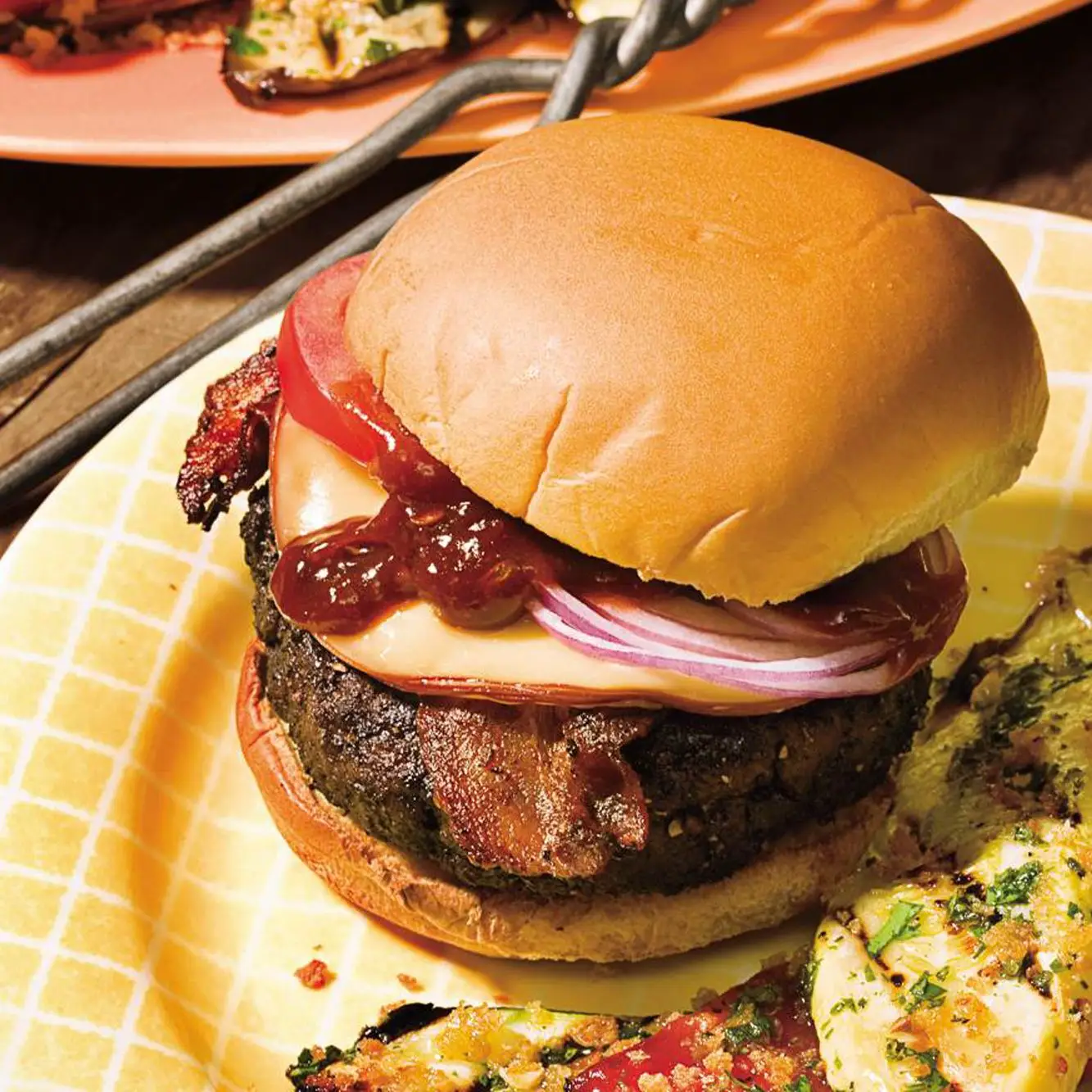 Cheeseburgers de café com molho de churrasco do Texas