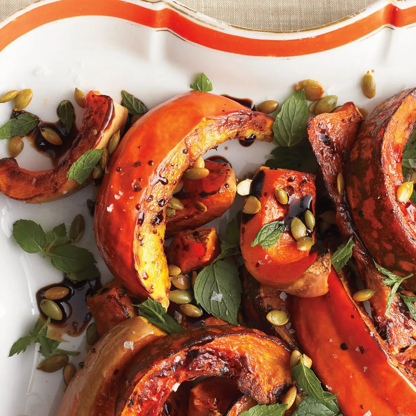 Abóbora assada com hortelã e sementes de abóbora tostadas