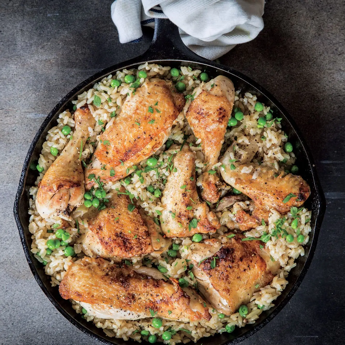 Frigideira frango e arroz de duas maneiras: lisa e suja
