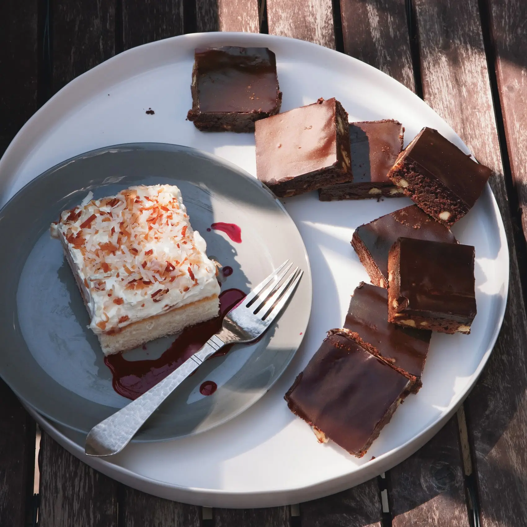Bolo de lençol de coco com molho de hibisco