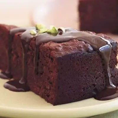 Torta de chocolate-pistache com ganache de chocolate quente