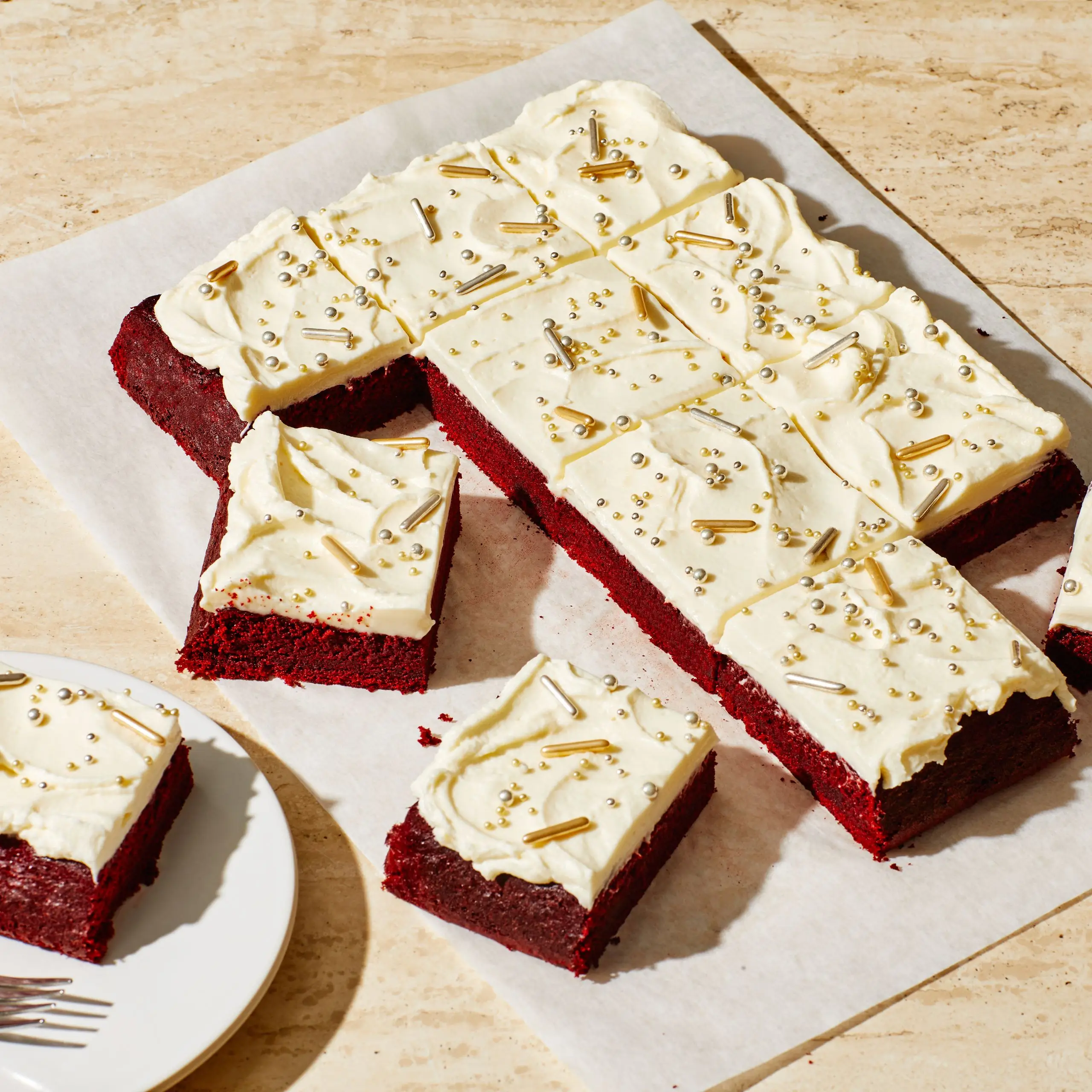 Bolo de folha de veludo vermelho com cobertura de cream cheese