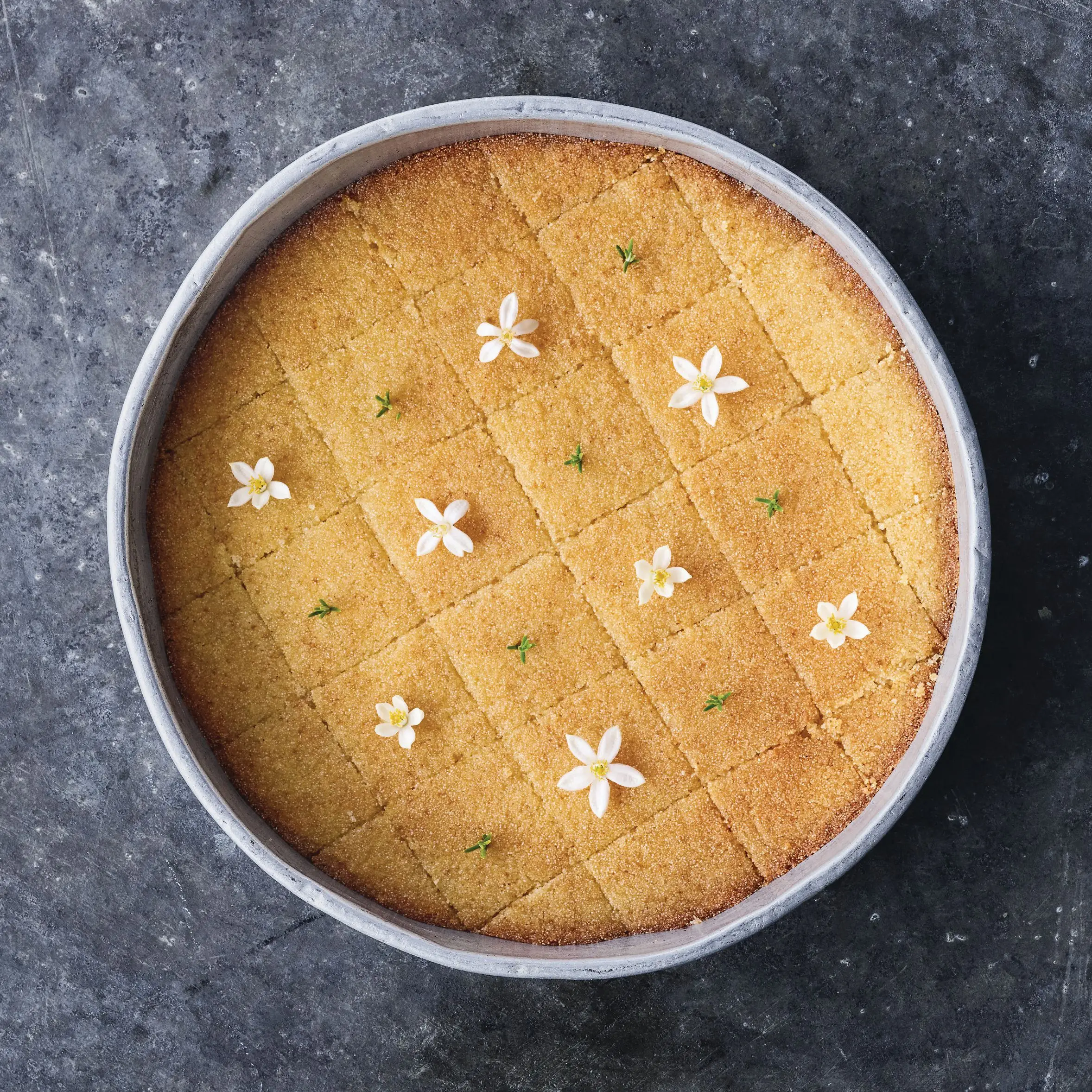 Basbousa (semolina e bolo de garoa de amêndoa)