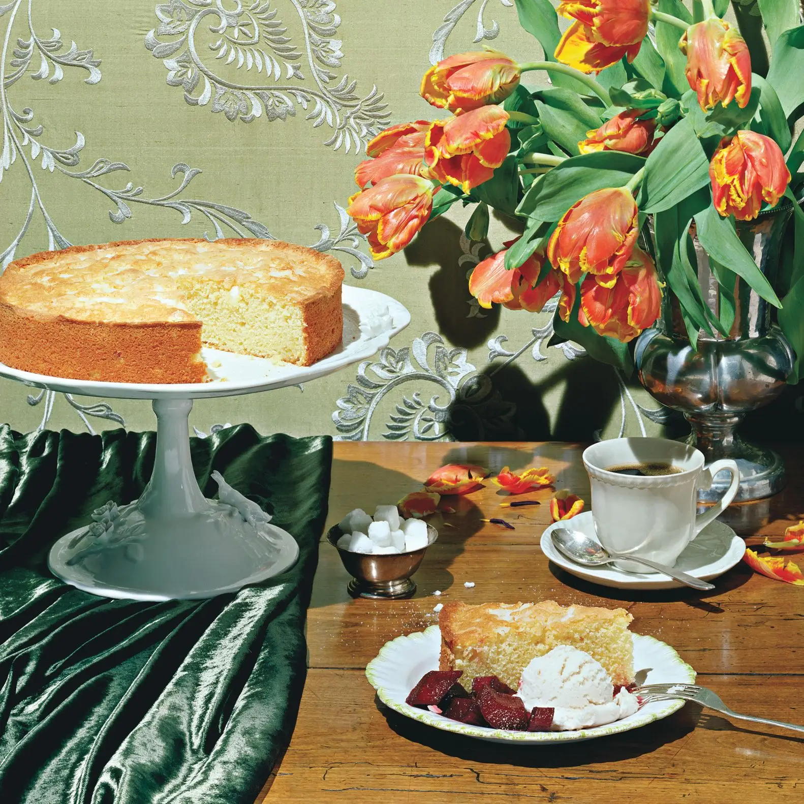 Bolo de farinha de milho com sorvete de leitelho e compota de ruibarbo