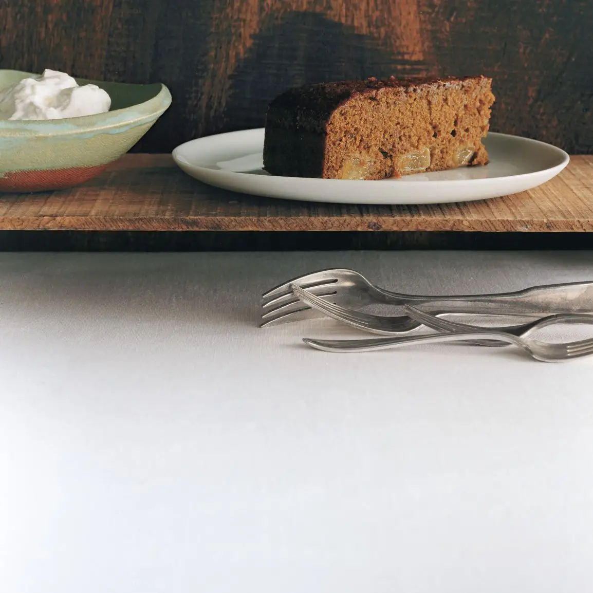 Bolo de pêra de gengibre escuro