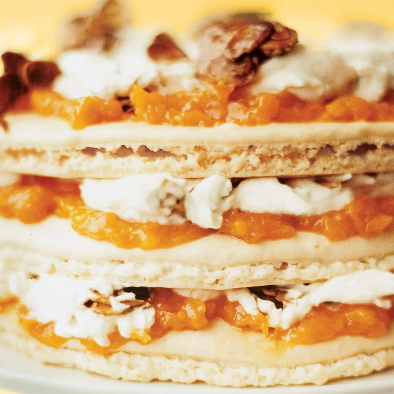 Bolo de camada de amêndoa de damasco