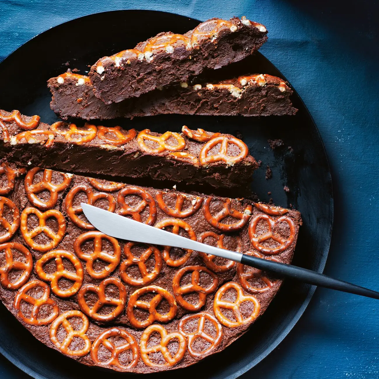 Bolo de pretzel de chocolate escuro