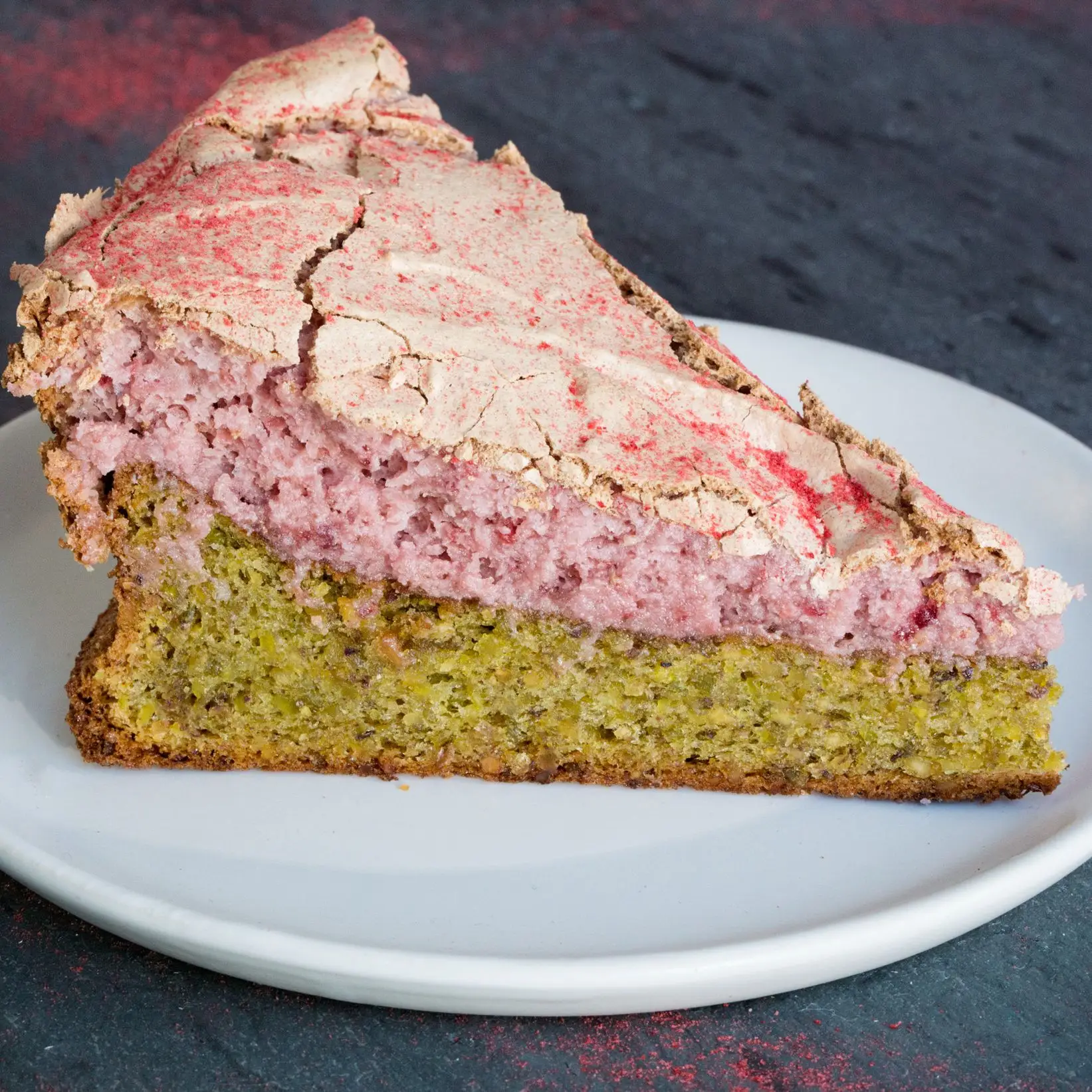 Bolo de pistache sem farinha com merengue de morango