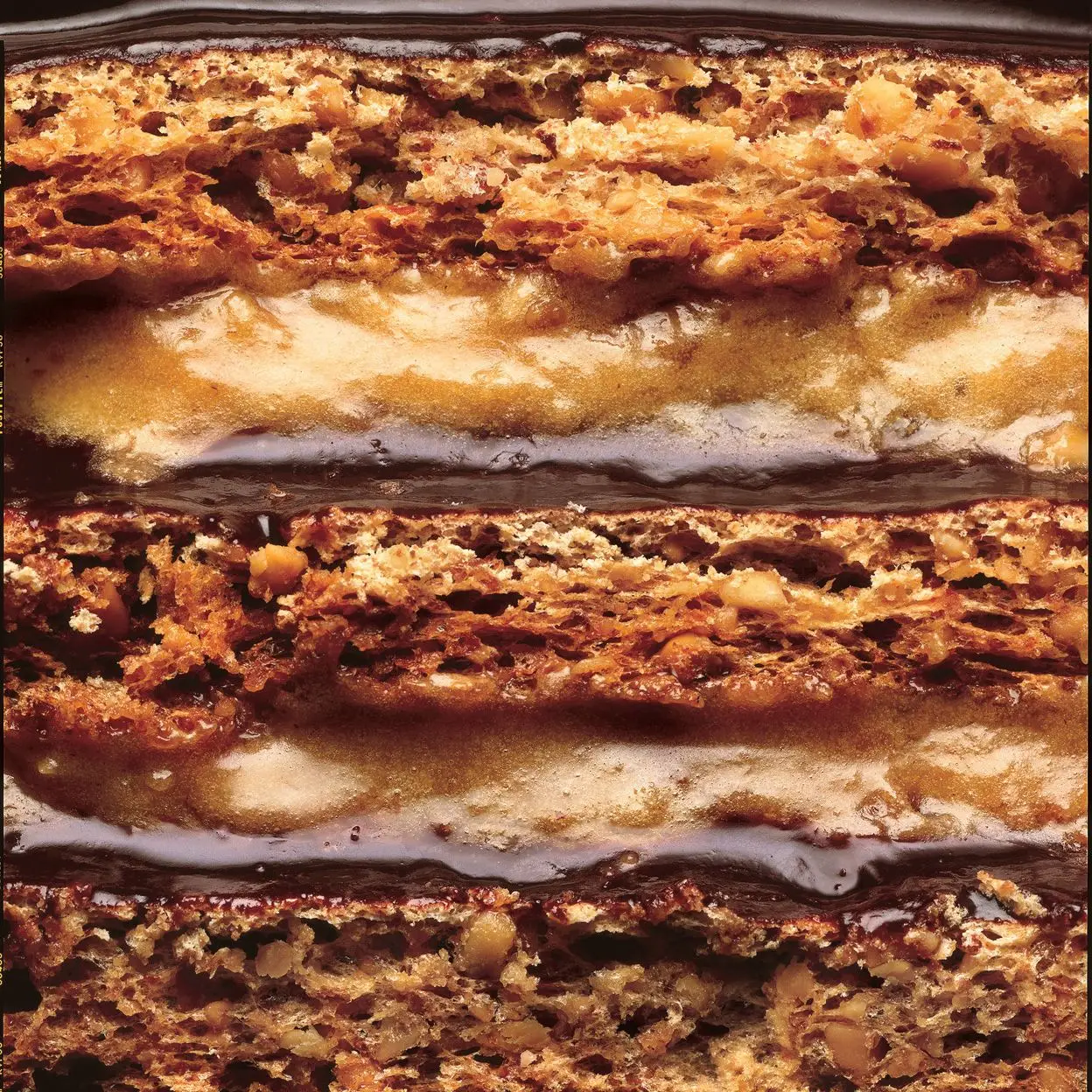 Amendoim dacquoise com mousse de manteiga de amendoim