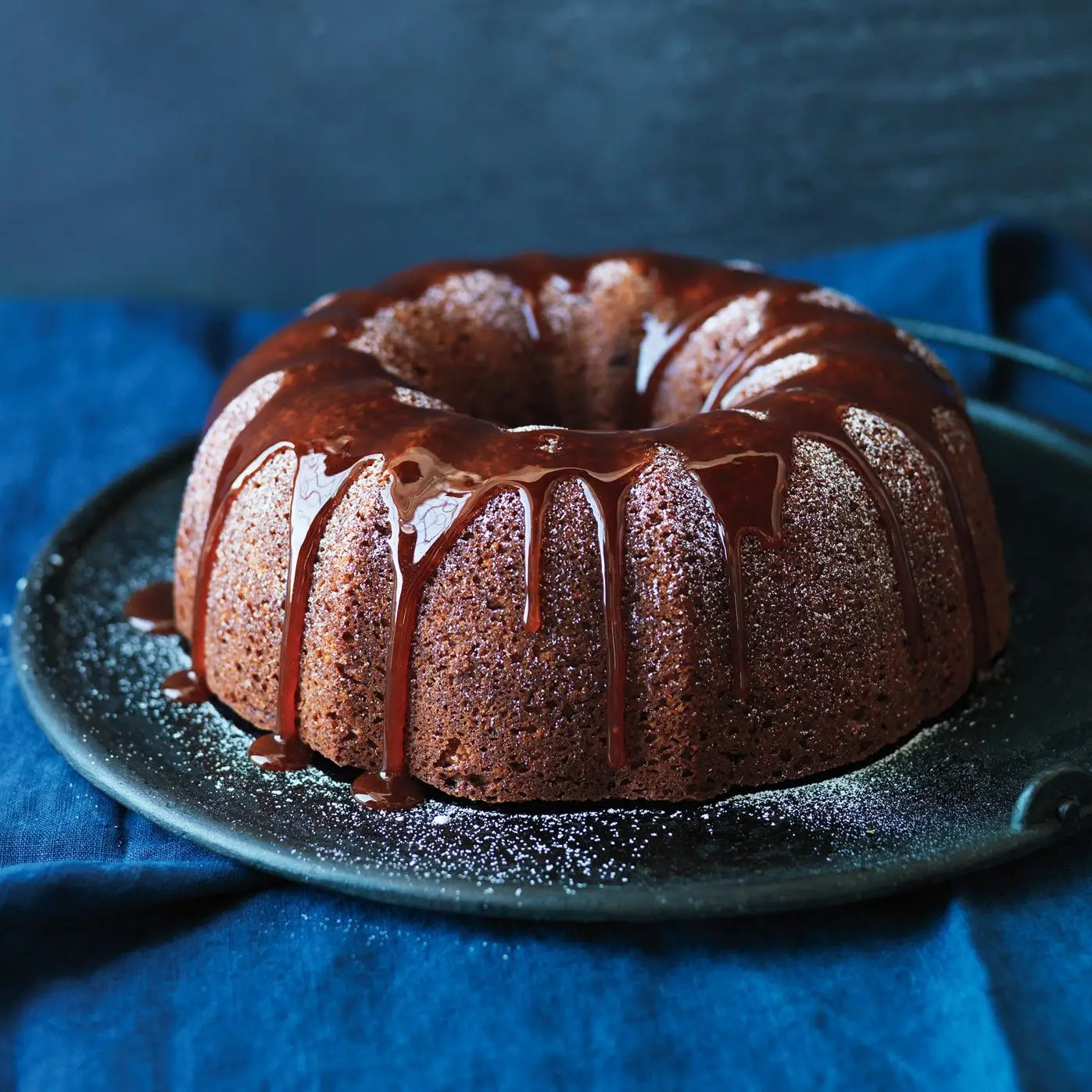 Bolo de Bundt temperado com molho de caramelo de maçã