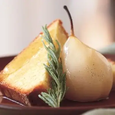 Bolo de libra de farinha de farinha com xarope de alecrim, peras escalfadas e alecrim cristalizado