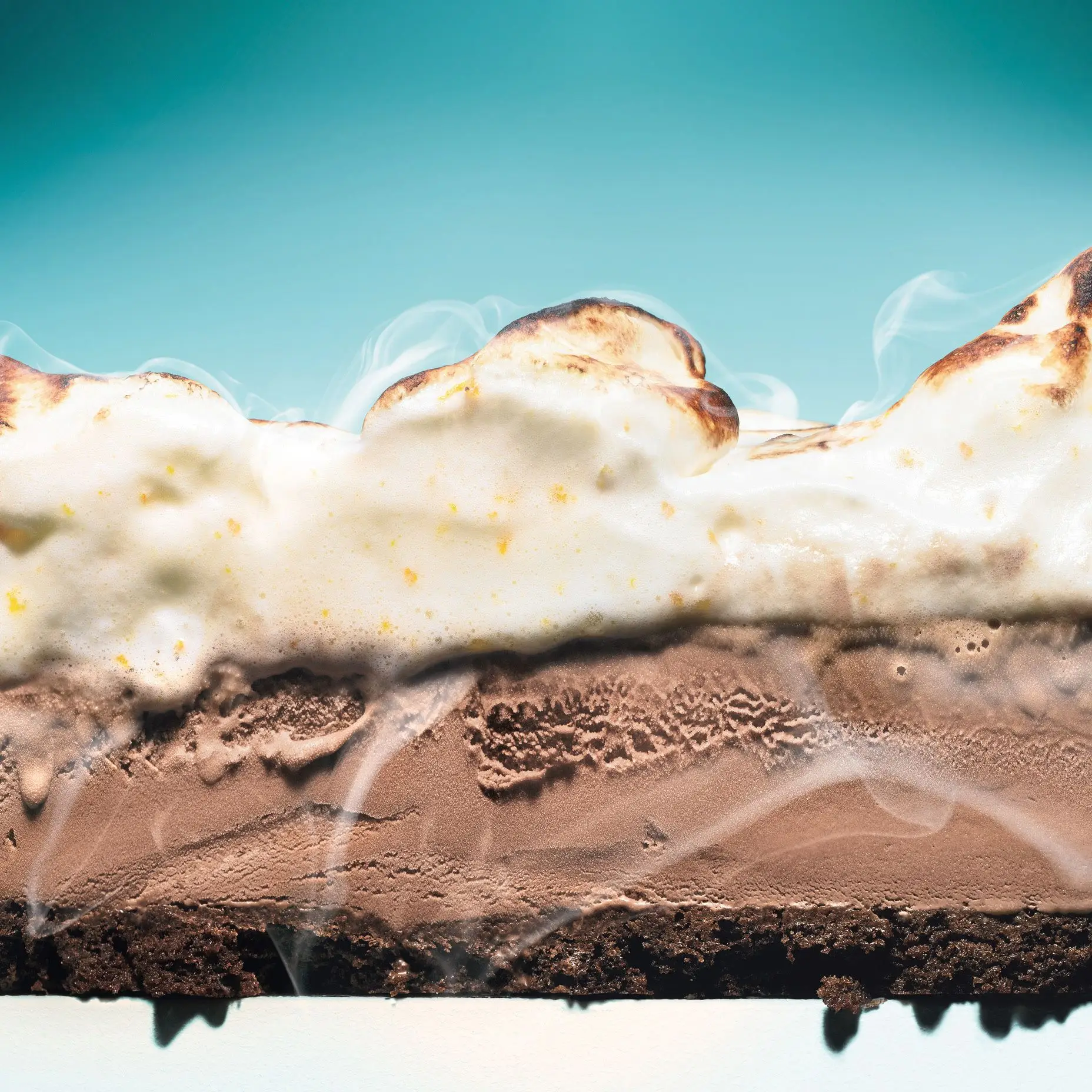 Bolo de sorvete de chocolate mexicano com merengue laranja