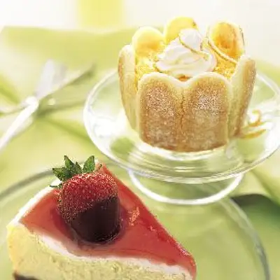 Charlottes de limão com coalhada de limão e casca de limão cristalizado