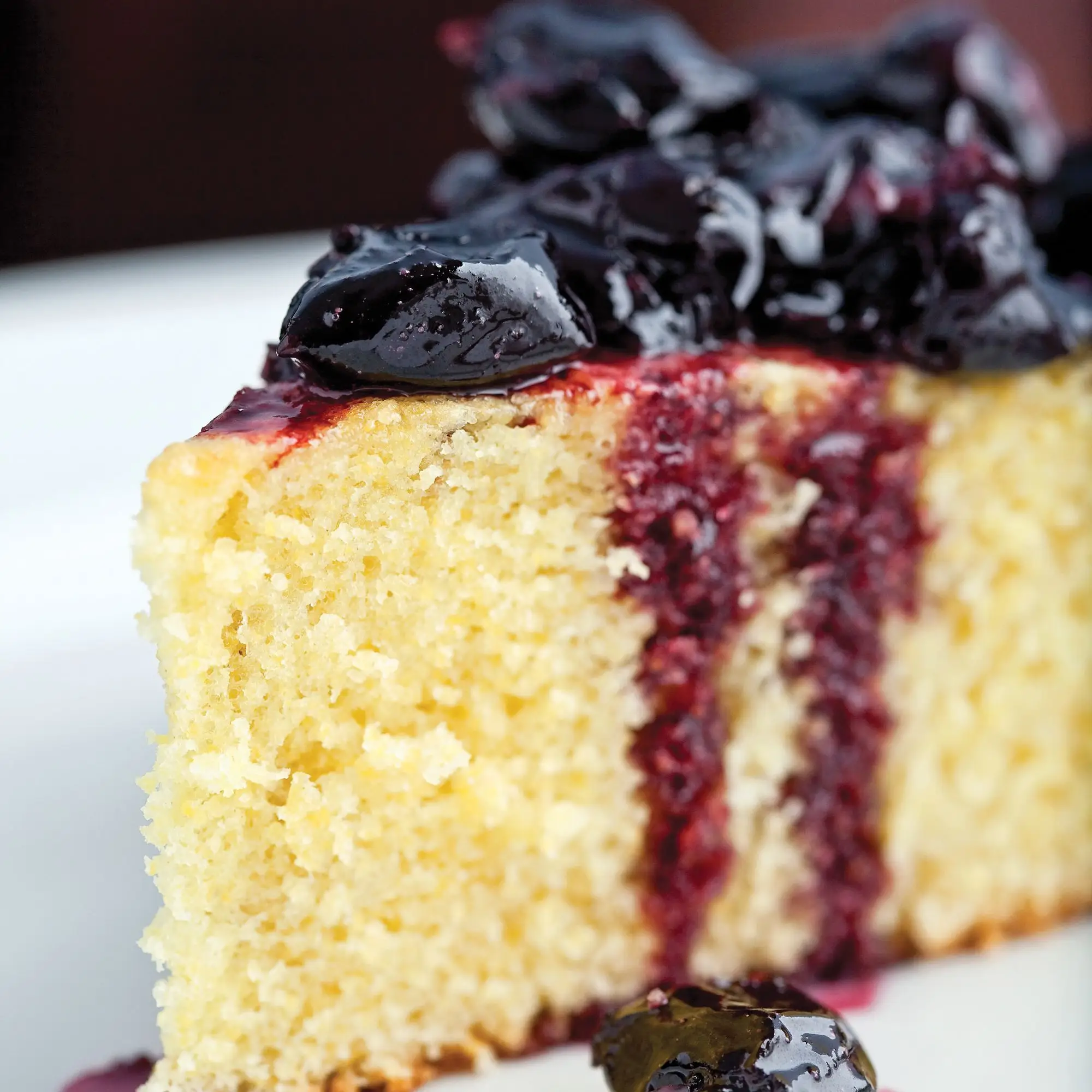 Bolo de milho com frigideira com cerejas cozidas