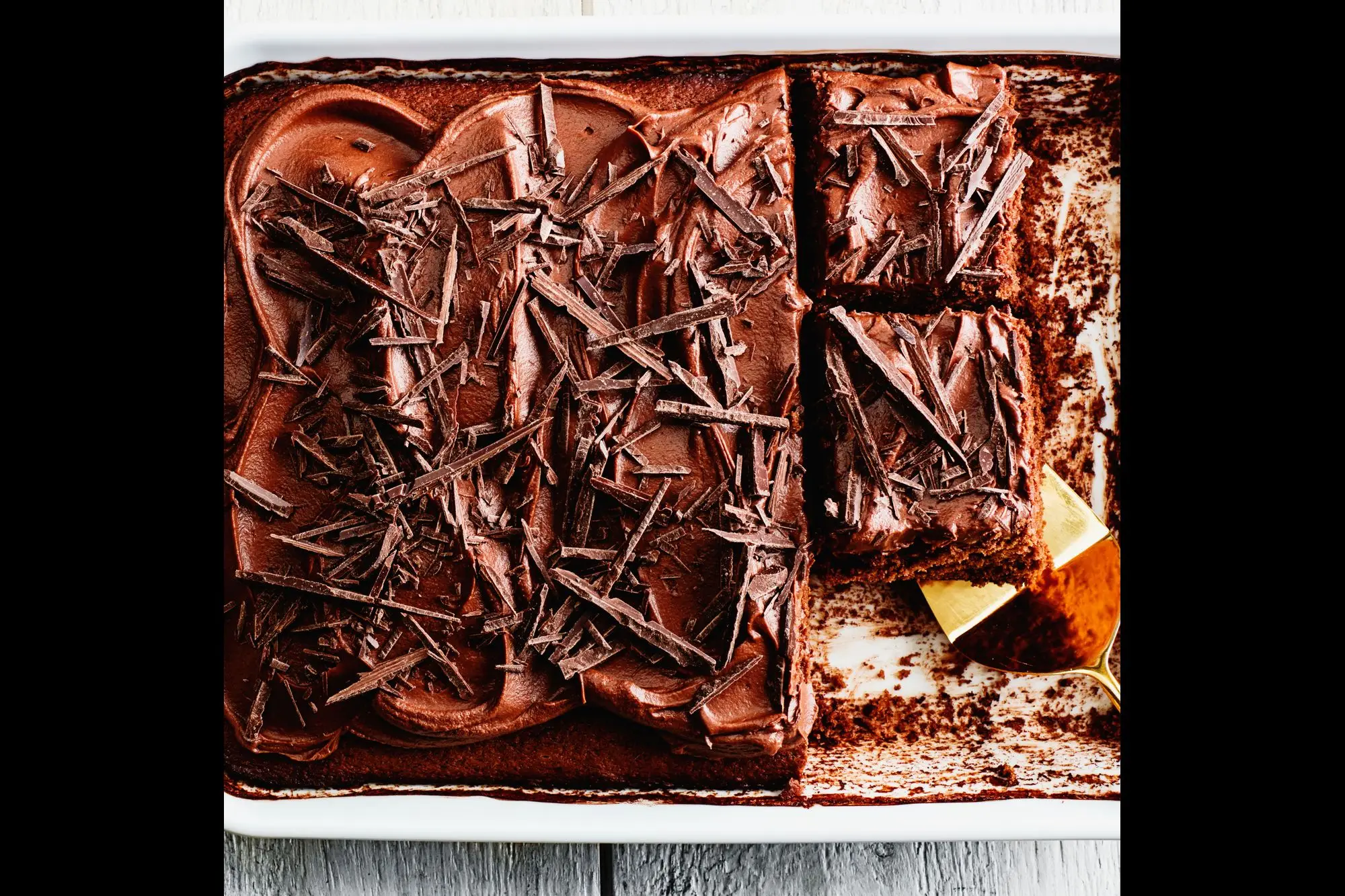 Bolo de chocolate com leite com uma liga com cobertura de caramelo de chocolate