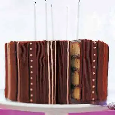 Bolo de ouro com cobertura de creme de chocolate