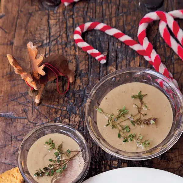 Mousse de fígado de frango com gelée de riesling