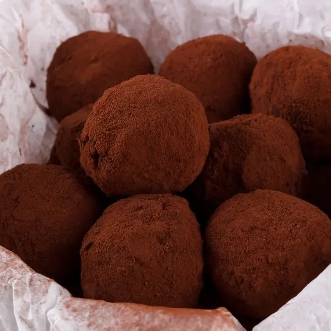 Bolas de rum-de-braço de chocolate