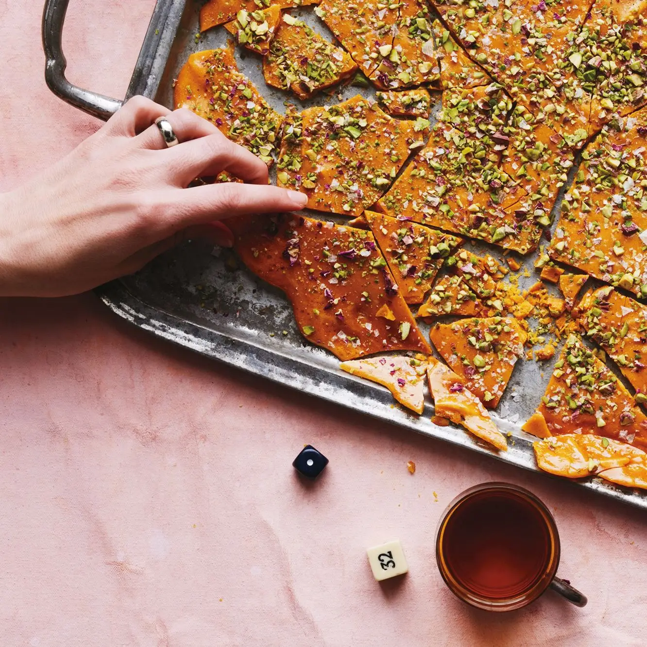 Água de açafrão e água quebradiça com pistache e amêndoas