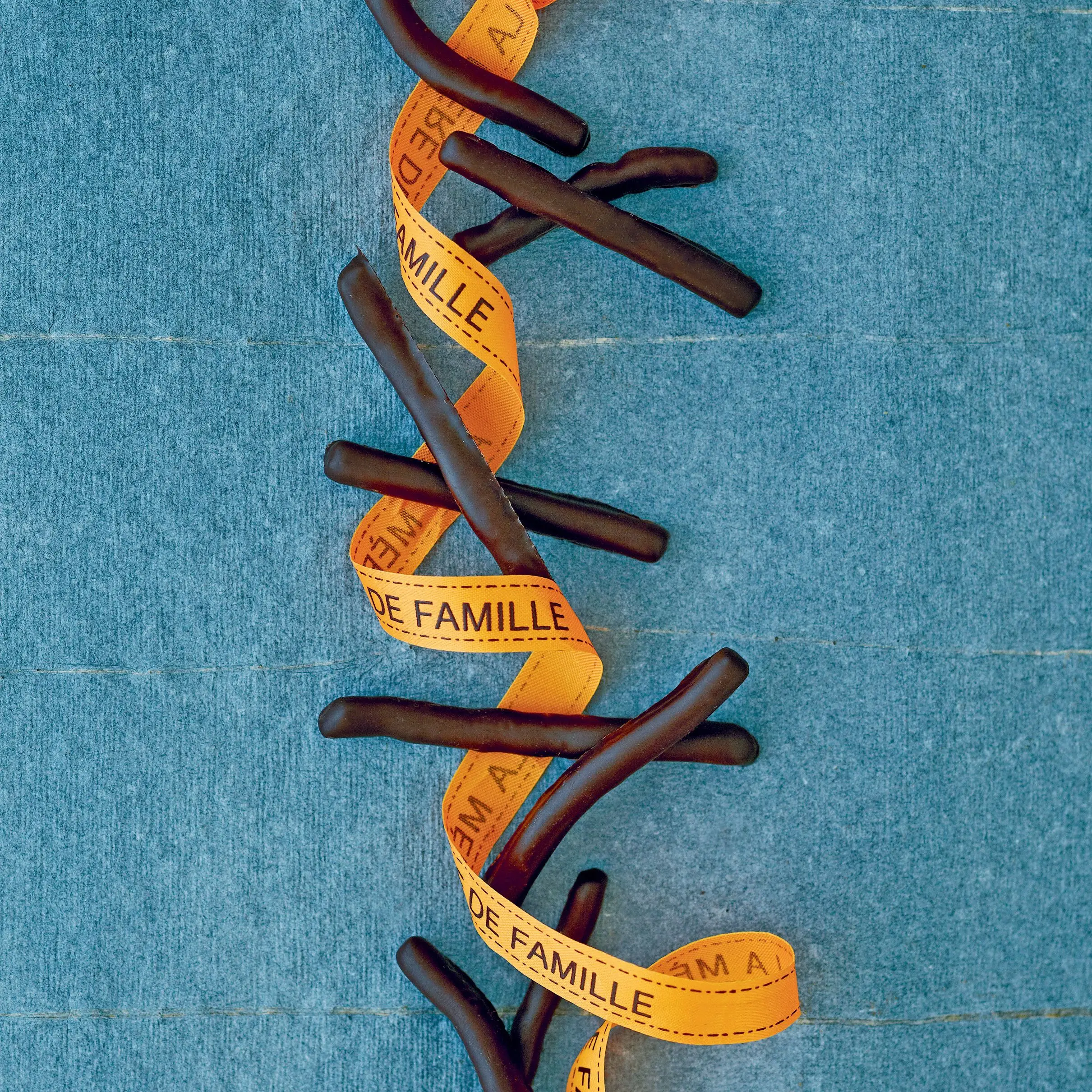 Casca laranja mergulhada em chocolate