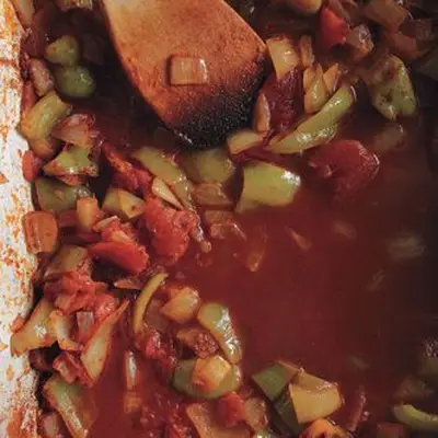 Mahimahi com crosta com coco com alho, alecrim e molho de tomate assado