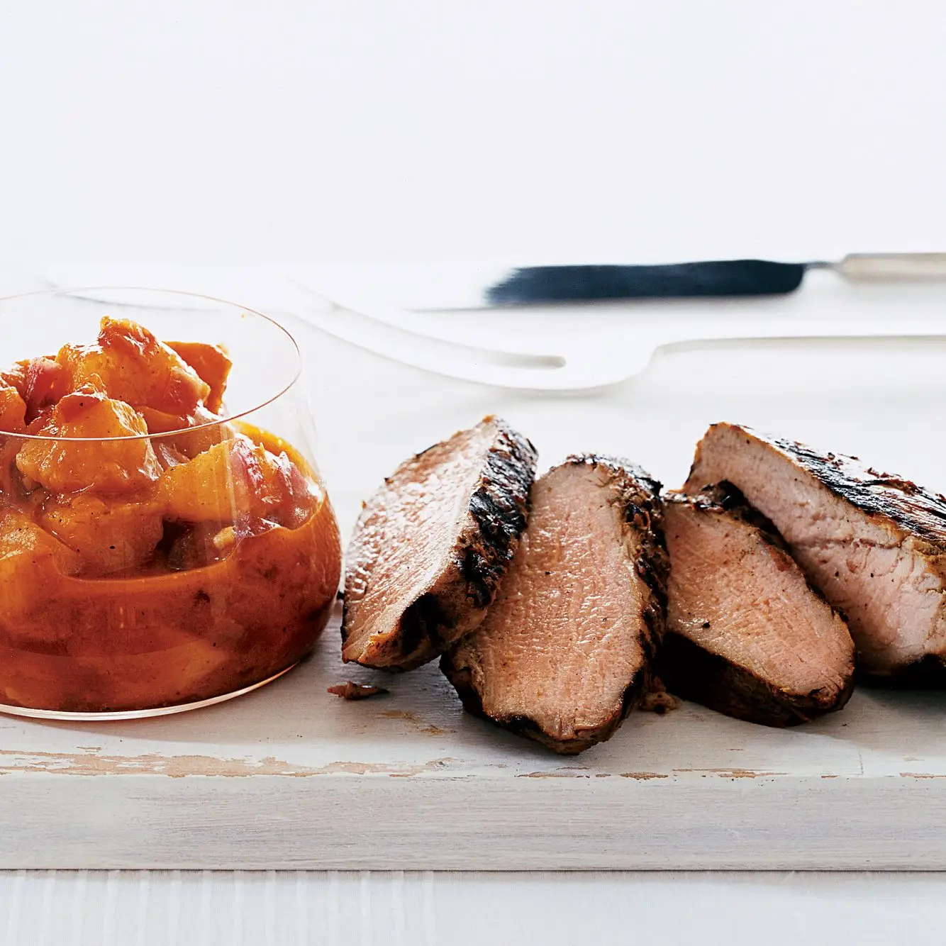 Carne de porco grelhada com pêssego com curry