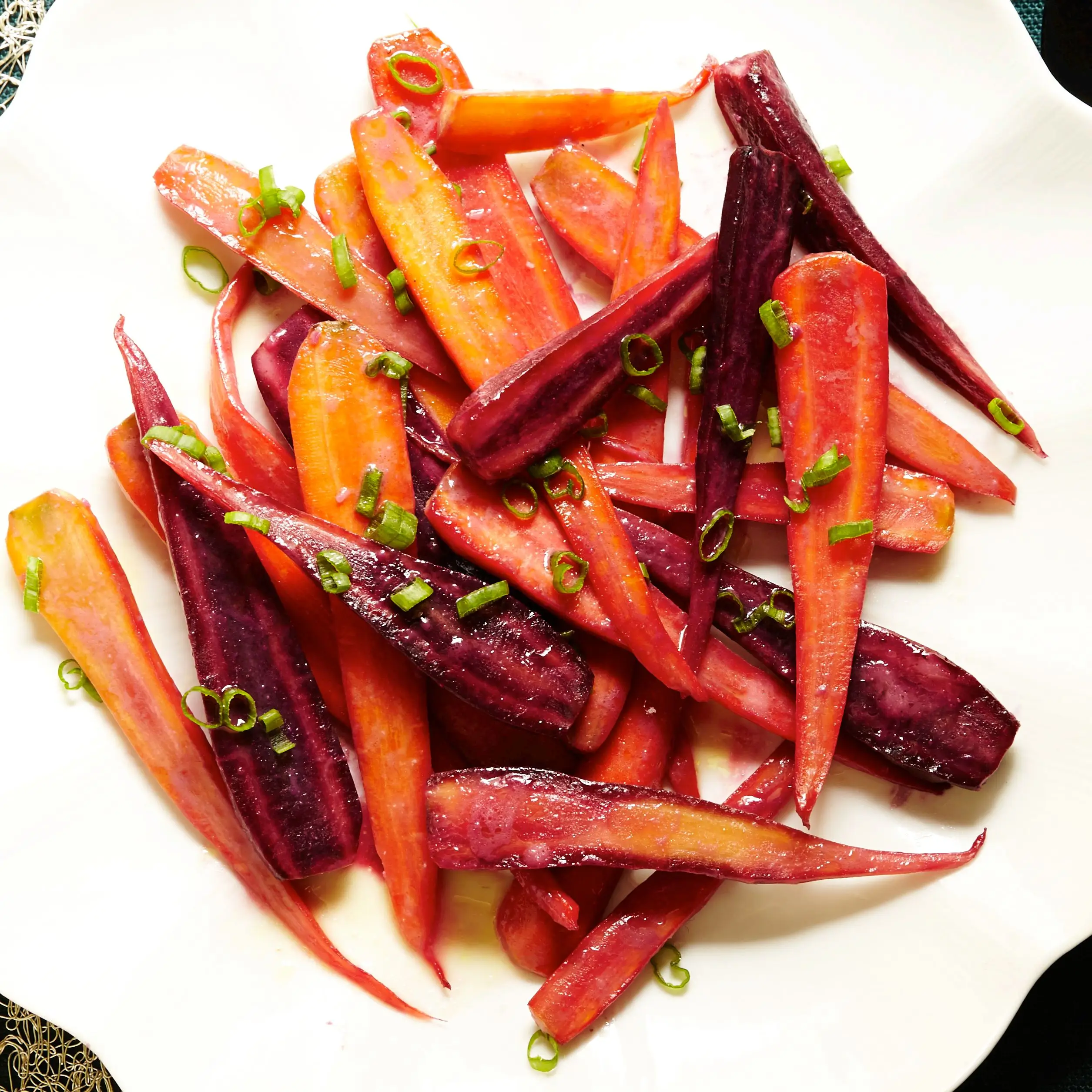 Cenouras assadas panoscadas com manteiga de miso