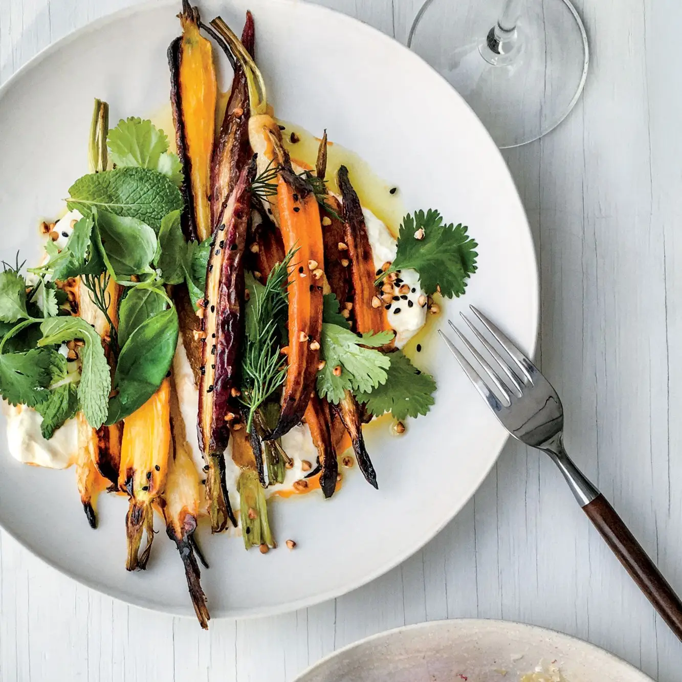 Cenouras assadas com stracciatella e trigo sarraceno