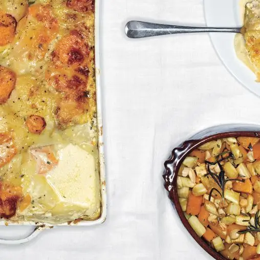 Gratinado de ouro e batata doce recortado com ervas frescas