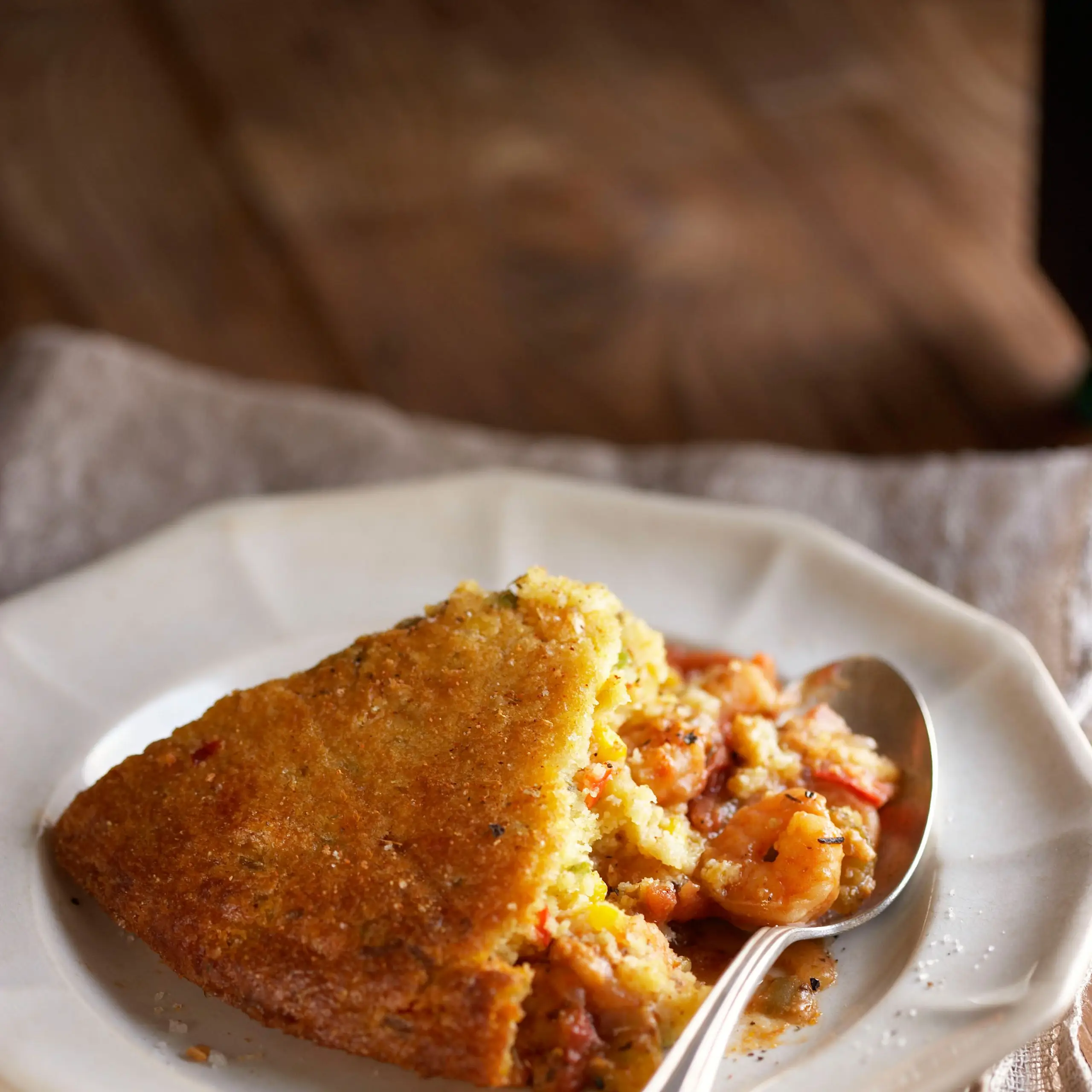 Camarão com crosta de pão de milho no recheio de crioulo