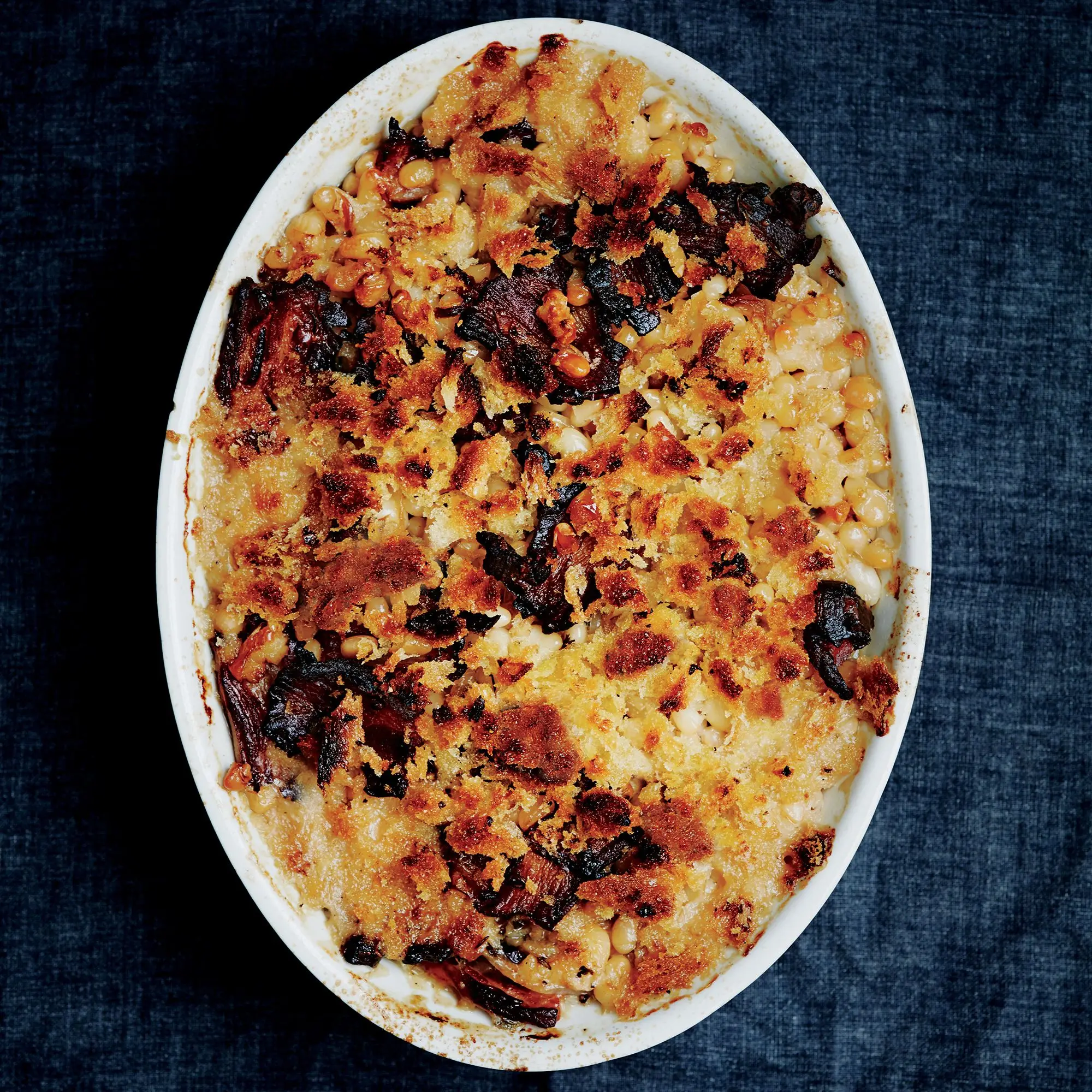 Feijão assado com bacon de laje e farinha de rosca