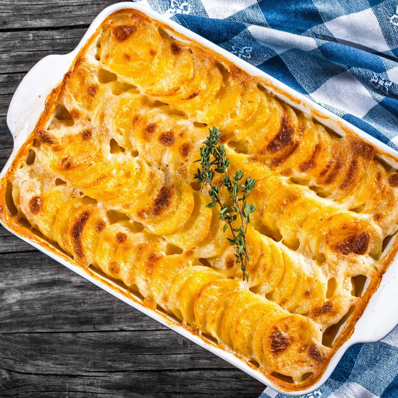 Batatas recortadas com leite e pimentões de coco